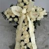 Cruz rosas blancas