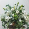 fotografía de centro bcon flores de temporada y lilums en blanco