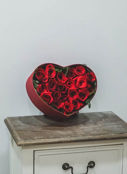 foto detalle de la caja corazón con rosas rojas