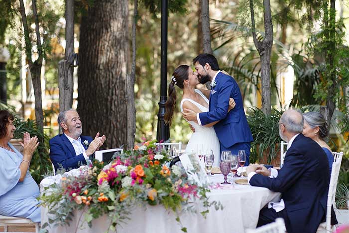 Elena y Carlos celebrando que ya son marido y mujer en el banquete