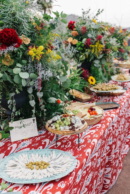 Decoración mesa de quesos con copas con flores en Mas les lloses