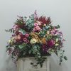 centro otoñal con flores en rosa