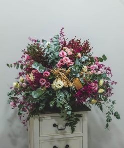 centro otoñal con flores en rosa