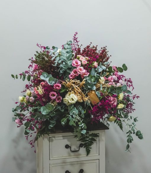 centro otoñal con flores en rosa