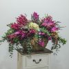 Capazo de mimbre decorado con hortensias y brezos