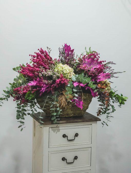 Capazo de mimbre decorado con hortensias y brezos