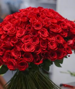 Alternative view of 101 rosas rojas