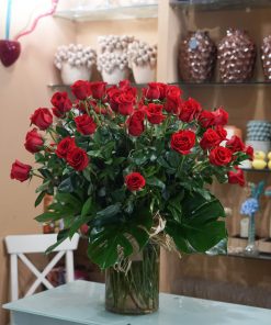 Búcaro rosas rojas