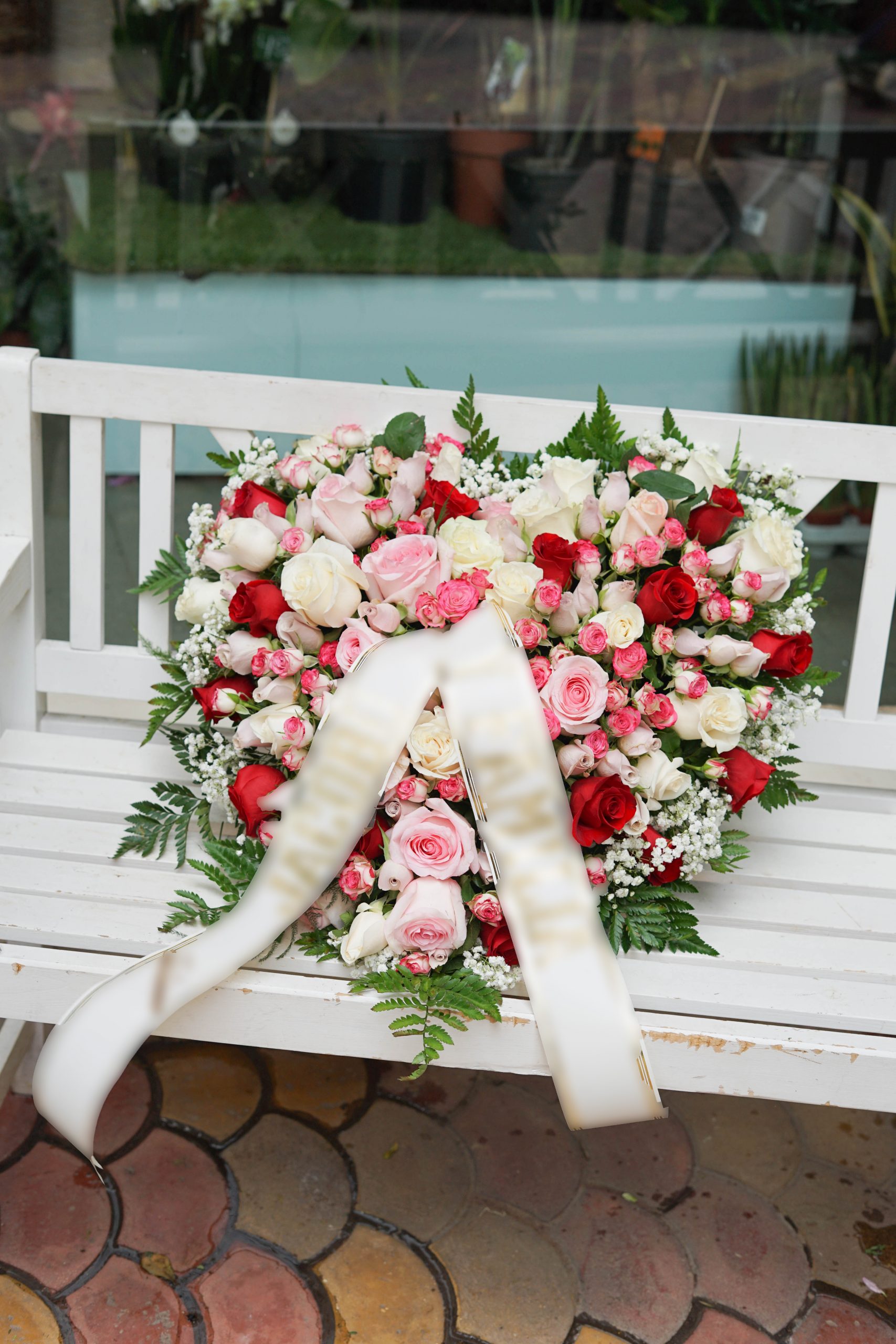 Corazón funerario rosas multicolor para enviar en Valencia