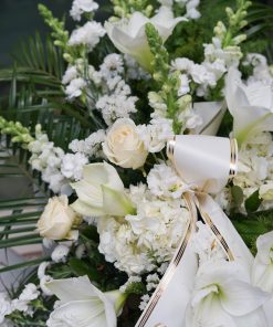 Alternative view of Centro funerario flores blancas