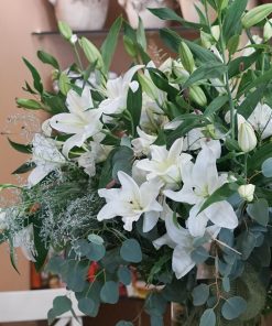 Alternative view of Gran búcaro liliums blancos