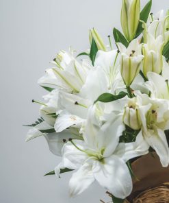 Alternative view of Ramo liliums blancos