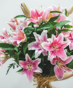Alternative view of Ramo liliums rosas