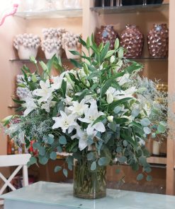 Gran búcaro liliums blancos